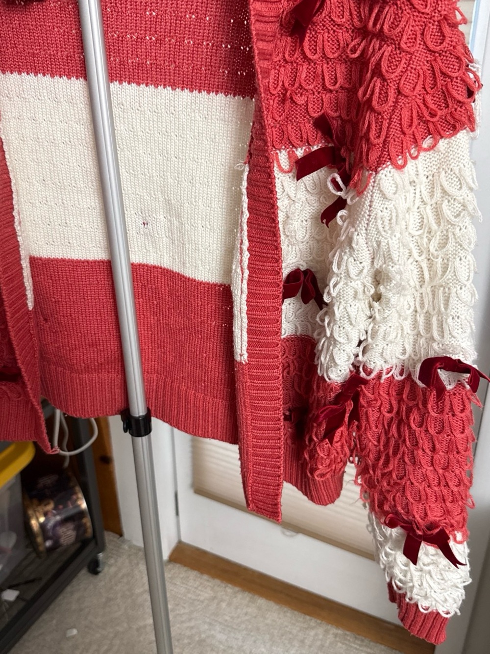 Red & White Loop-knit Cropped M Cardigan Sweater red bows holiday candy cane - Picture 4 of 7